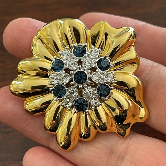 Signed large Bold Elegance crystal gold tone flower brooch - Picture 8 of 8